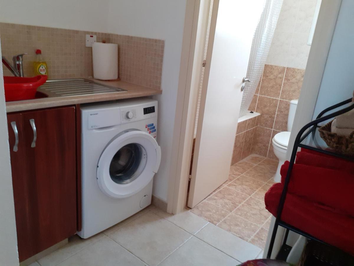 הוילה Beautiful 2-Bed House In מנדריה מראה חיצוני תמונה